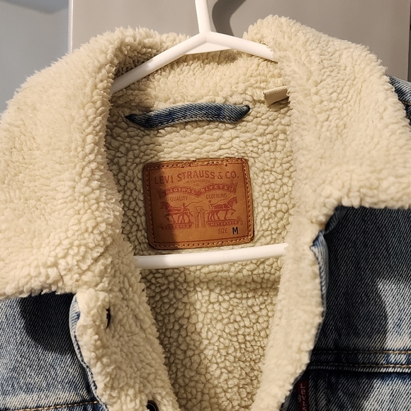 Levis Sherpa denim jacket - Picture 2 of 4